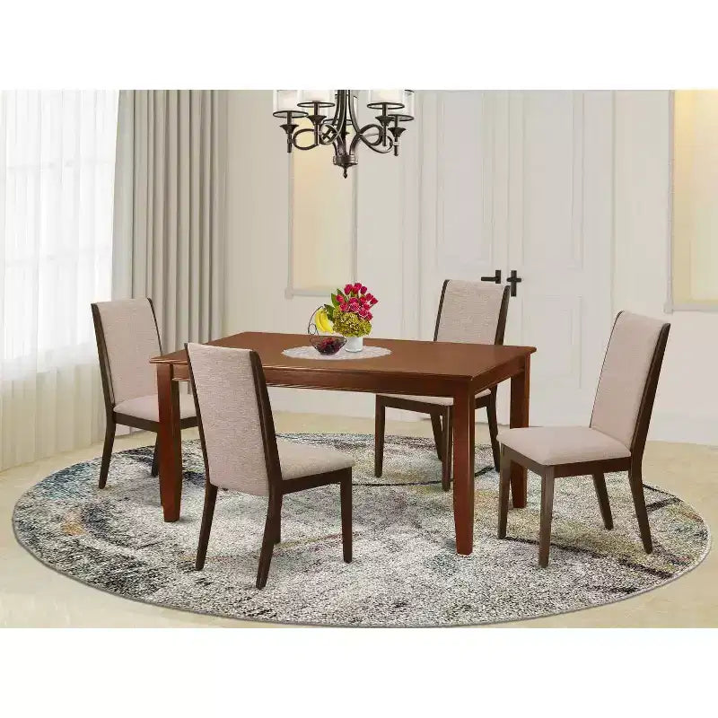 HomeStock Tavolo da pranzo rettangolare a 5 pezzi con piano in legno massello finitura mogano e 4 sedie Parson