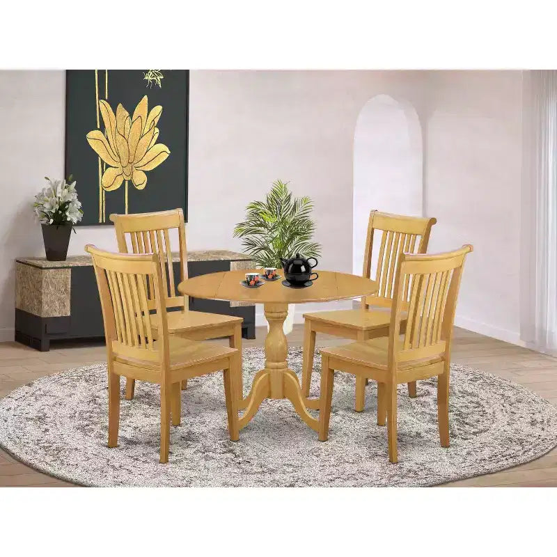 Tavolo da pranzo con piano in legno massello finitura rovere naturale e 4 sedie con schienale a doghe